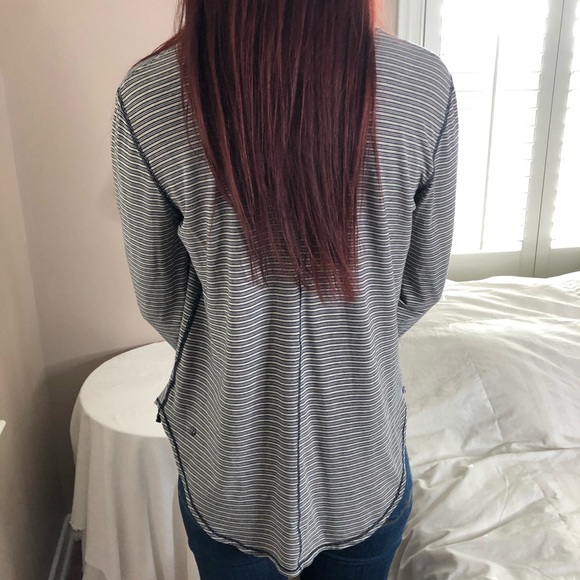 Auth Lululemon Blue & Gray Athleisure Medium Top - Picture 3 of 3